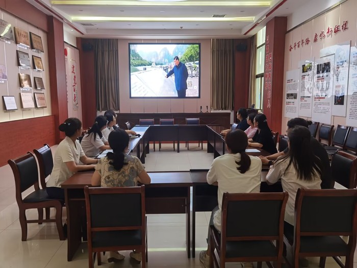 8月20日，新浦汽车总站雷锋车支部委员会，二楼党员活动室，参会人数14人.jpg