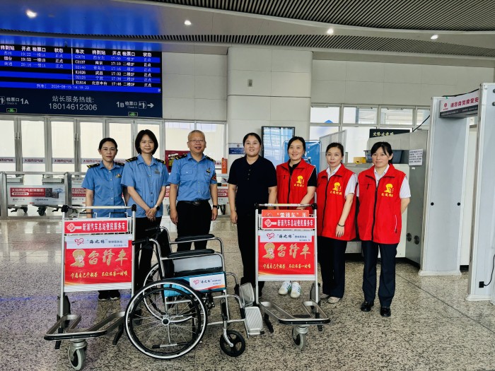 连汽新浦汽车总站“雷锋车”驿站创新升级编号手推车，助力高铁站志愿服务联动机制高效运行.jpg