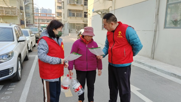 连汽新浦汽车总站“雷锋车”组党支部开展党员“双报到”暨学雷锋志愿服务活动 (4).jpg